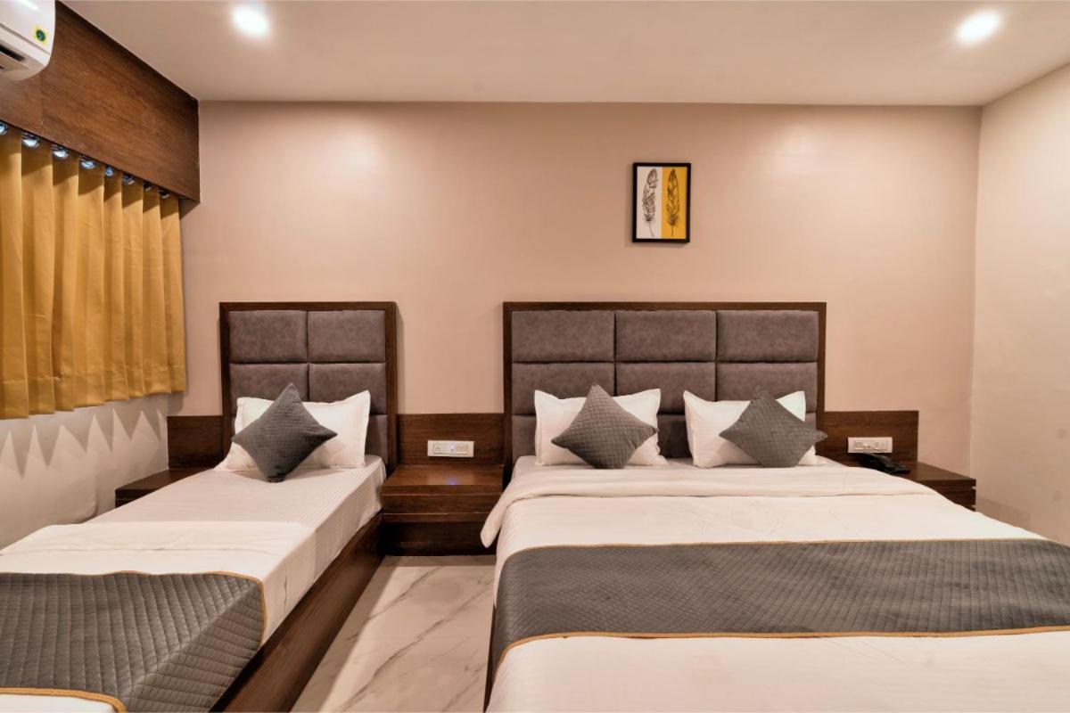 Hotel Royal 24 Ахмедабад Екстериор снимка